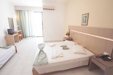 Standard Quadruple Room Garden View, double bed