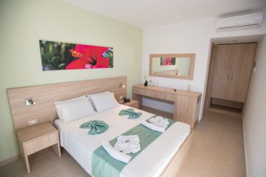 Superior Double Room Pool View, double bed other view