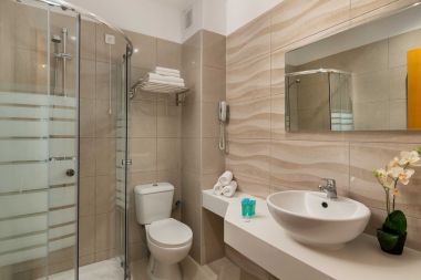 Two bedroom apartment with pool view bathroom